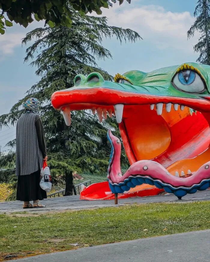 Photographer Captured 58 Ridiculously Well-Timed Street Shots That Couldn’t Have Been Planned