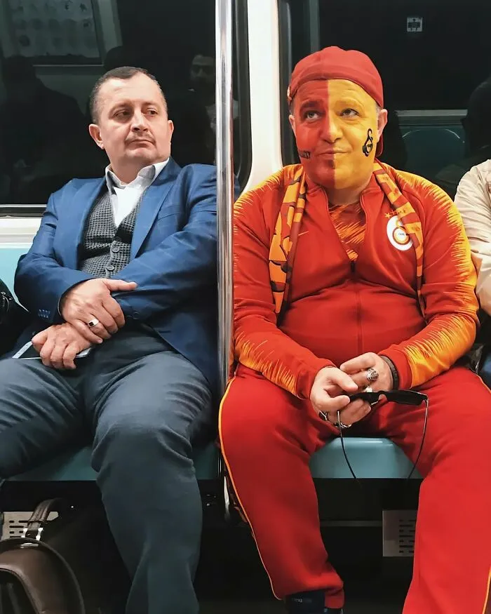 Photographer Captured 58 Ridiculously Well-Timed Street Shots That Couldn’t Have Been Planned