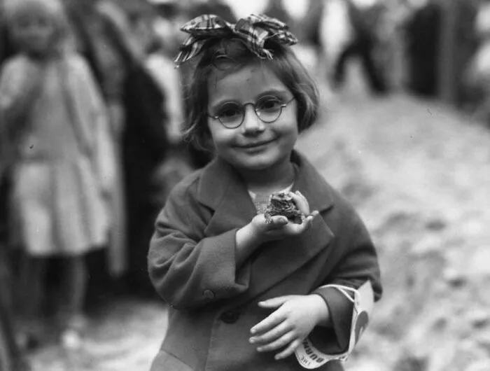 29 Historic Photos Shared By This Page Where Animals Unexpectedly Became The Stars Of The Shot
