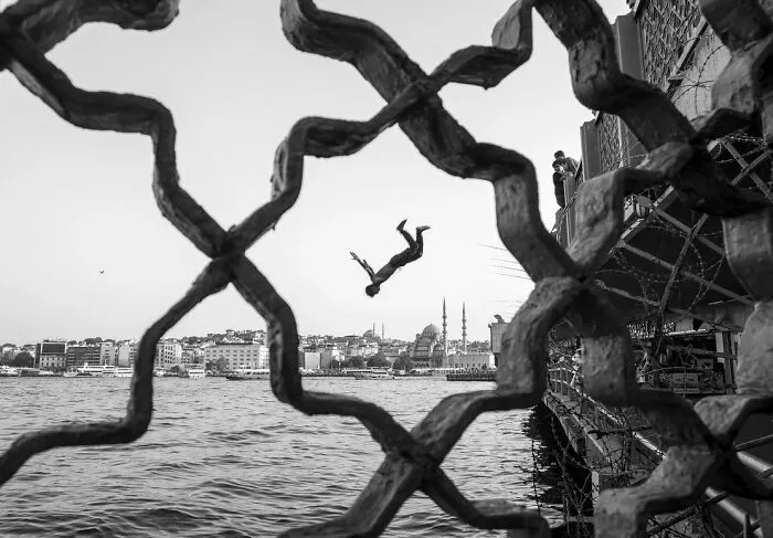 People, Cats, And Perfect Timing: Sami Uçan's 25 New Street Photos