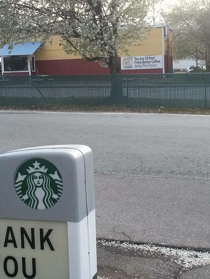 Estás a 50 pies de un café mejor. Salta la valla