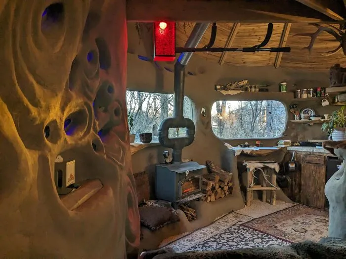 Been Living In Here For A Few Years. Feeling Like A Pretty Comfortable Space. Abit Small, But It Does The Job