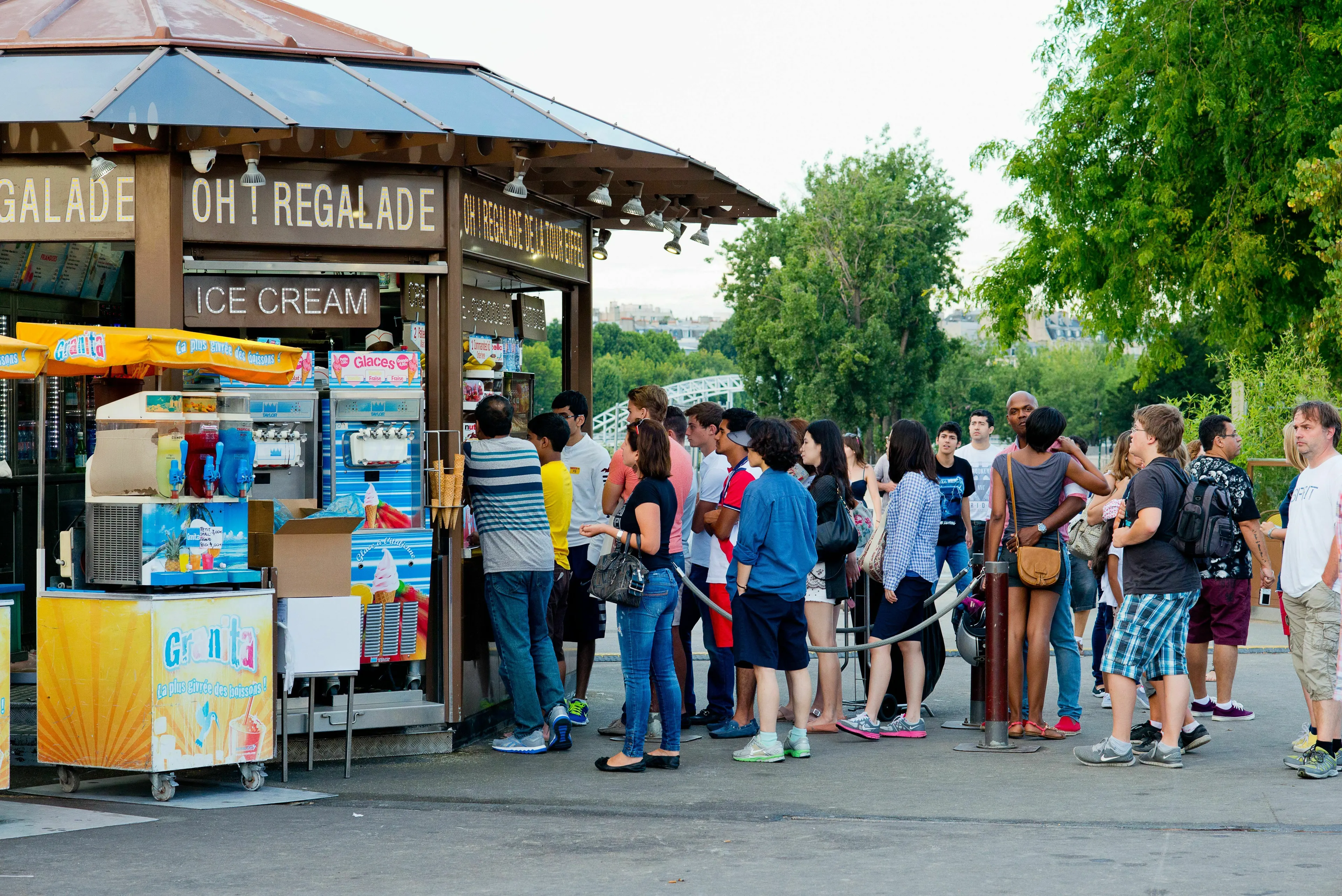 People waiting in line at an ice cream shop for American vs British English words