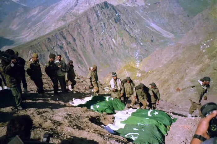 Indian Soldiers Burying Dead Pakistani Soldiers According To Islamic Rituals After Pakistan Refused To Accept Their Bodies, Kargil War, 1999