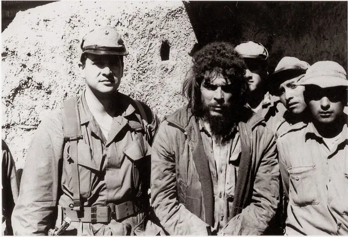 Heartbreaking historical photo of Che Guevara with soldiers, capturing an interesting moment.