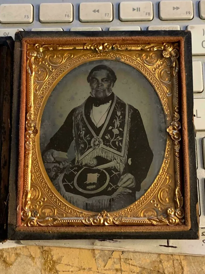 Found Dageurrotype? Fell Behind Dresser Of A Tear Down Abandoned House In Maryland. Possible Free Mason? Any ID Help Appreciated Thank You! :)