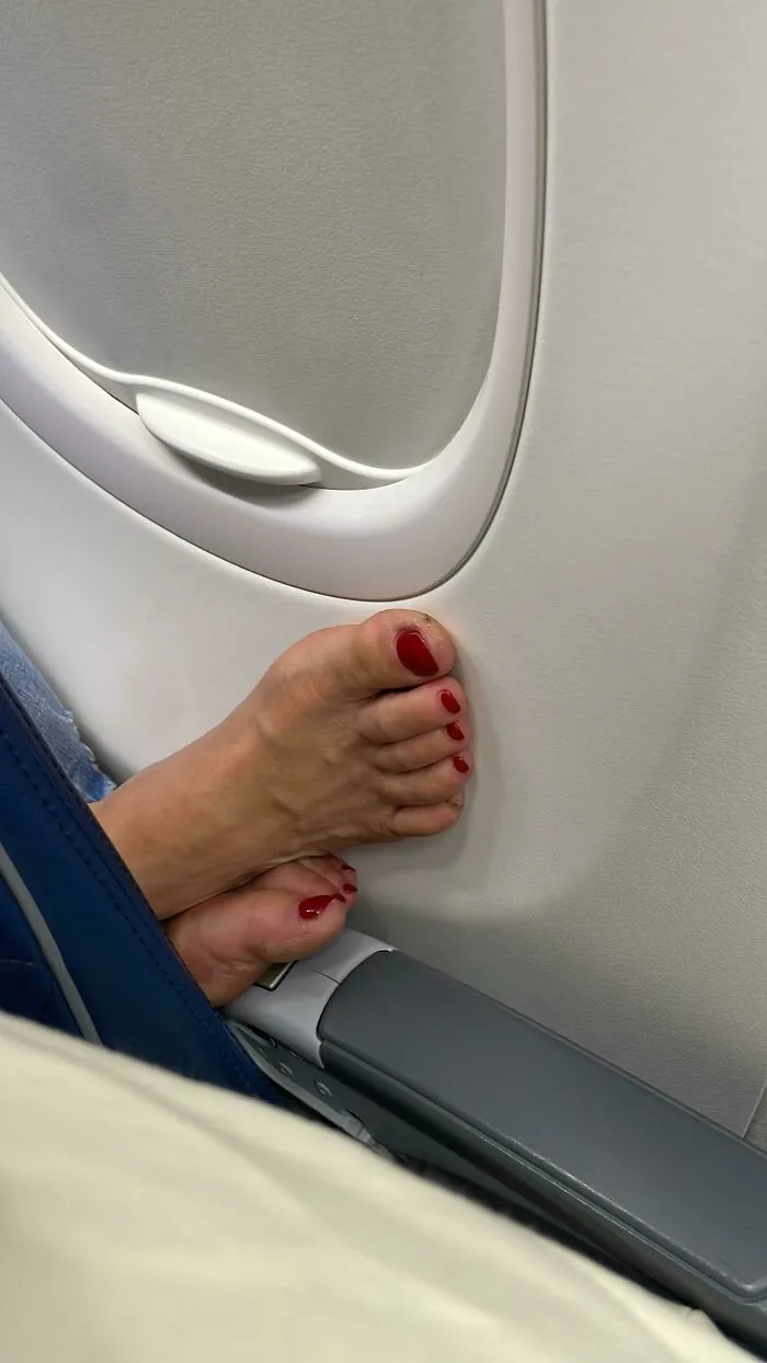 Barely Boarded Into A 5 Hr Flight And This Lady Snuck Her Bare Feet To Push Off My Arm Off The Armrest. Why Are People So Nasty
