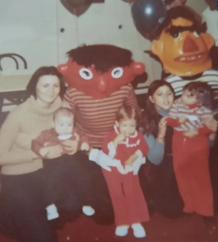 “Awkward Family Photos” Shared 30 Unforgettable Shots Of Kids Meeting Some Truly Terrifying Character Mascots