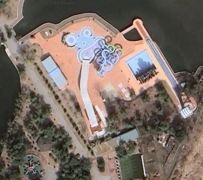 Found An North-Korean Waterpark? Looks Odd. 39.185830448387534, 127.40864354953058