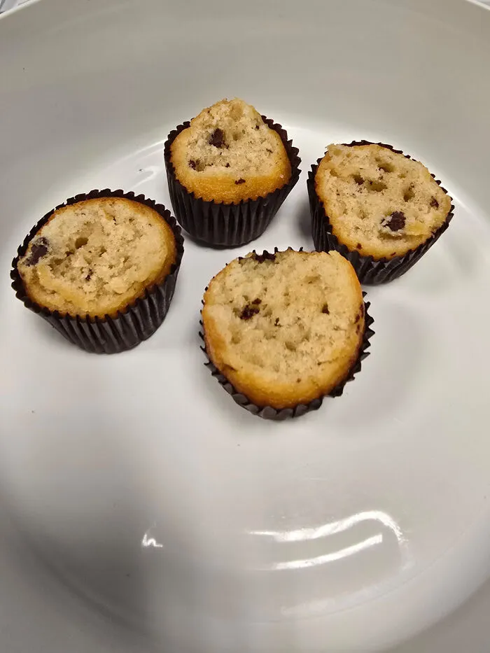 Llevé minicupcakes al trabajo y los dejé en la sala de descanso. Al volver, vi que en los pocos que quedaban, alguien les había dado un mordisco a la parte de arriba y los había dejado así.
