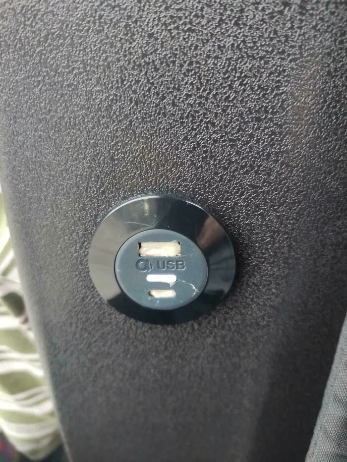 Alguien metió chicle en los puertos USB del autobús