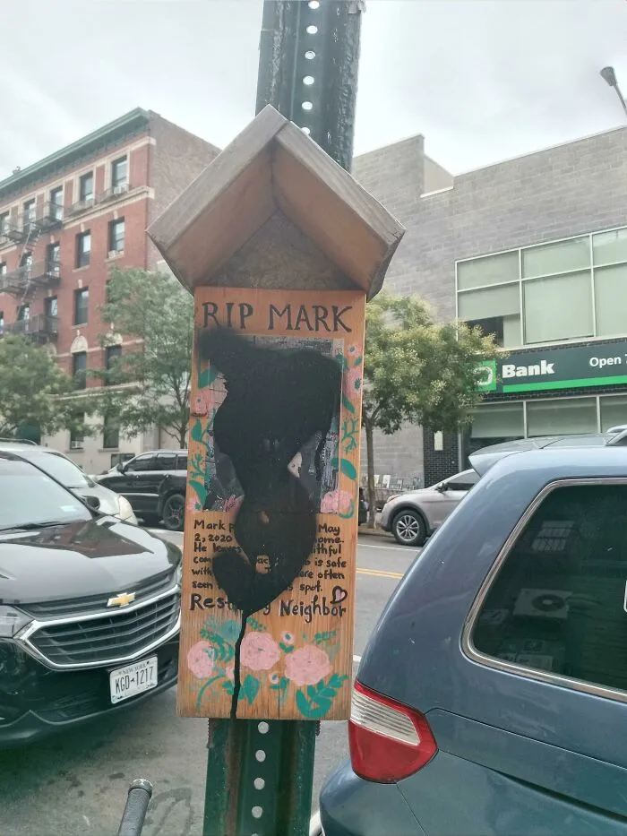 Alguien montó este pequeño memorial en mi barrio para recordar a un vecino fallecido y esto es lo que otra persona decidió hacer con él