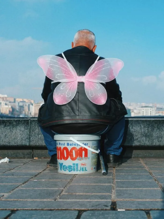 Photographer Captured 58 Ridiculously Well-Timed Street Shots That Couldn’t Have Been Planned