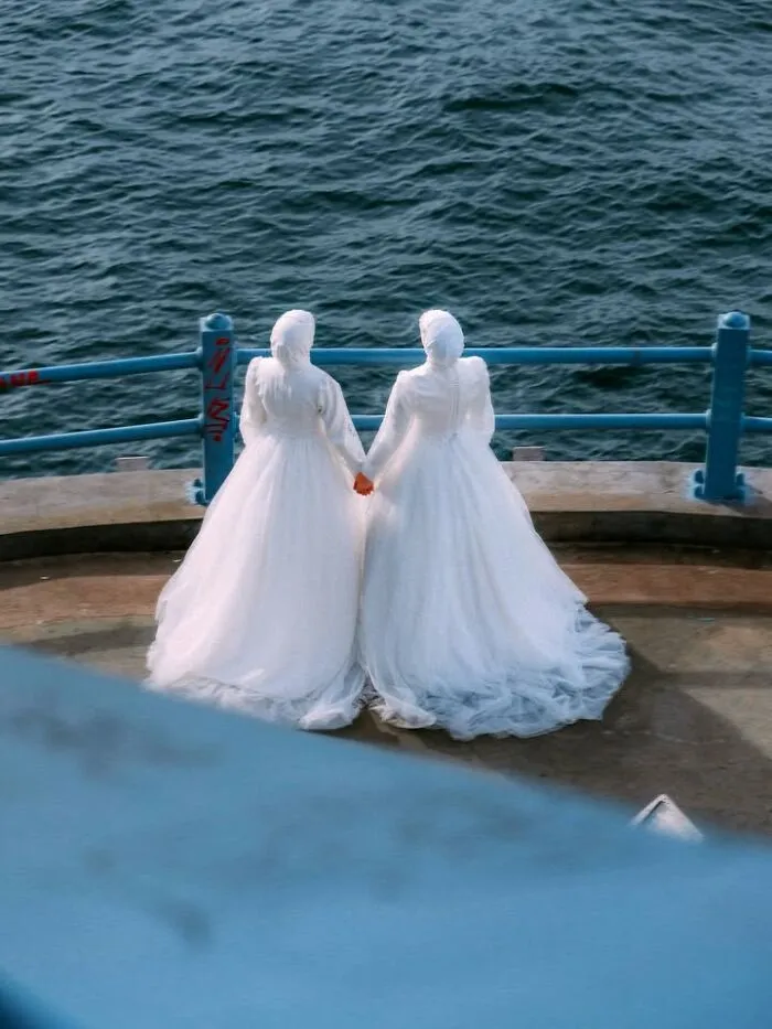 Photographer Captured 58 Ridiculously Well-Timed Street Shots That Couldn’t Have Been Planned