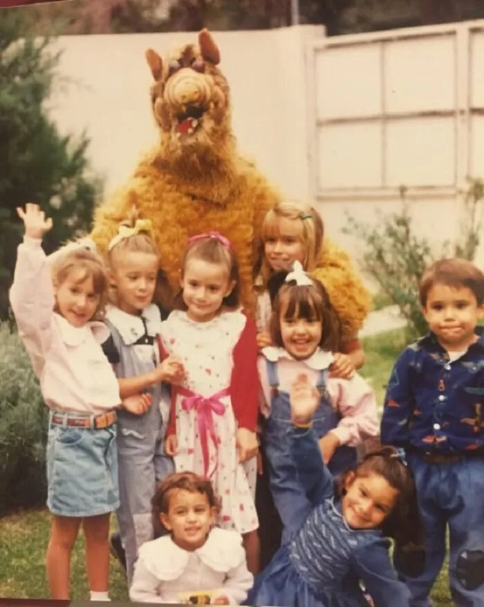 “Awkward Family Photos” Shared 30 Unforgettable Shots Of Kids Meeting Some Truly Terrifying Character Mascots