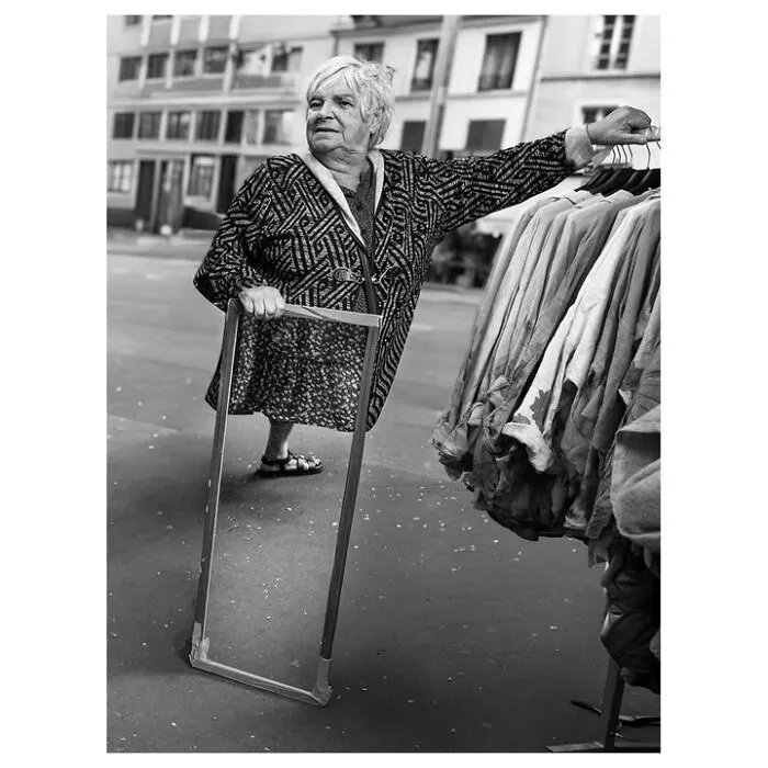 39 Perfectly Timed Street Photos By Gaspard Claude That Reveal The Paris Most People Never See