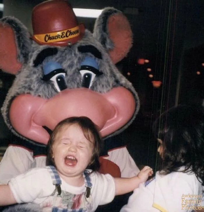 “Awkward Family Photos” Shared 30 Unforgettable Shots Of Kids Meeting Some Truly Terrifying Character Mascots