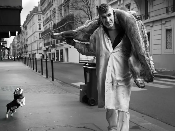 39 Perfectly Timed Street Photos By Gaspard Claude That Reveal The Paris Most People Never See