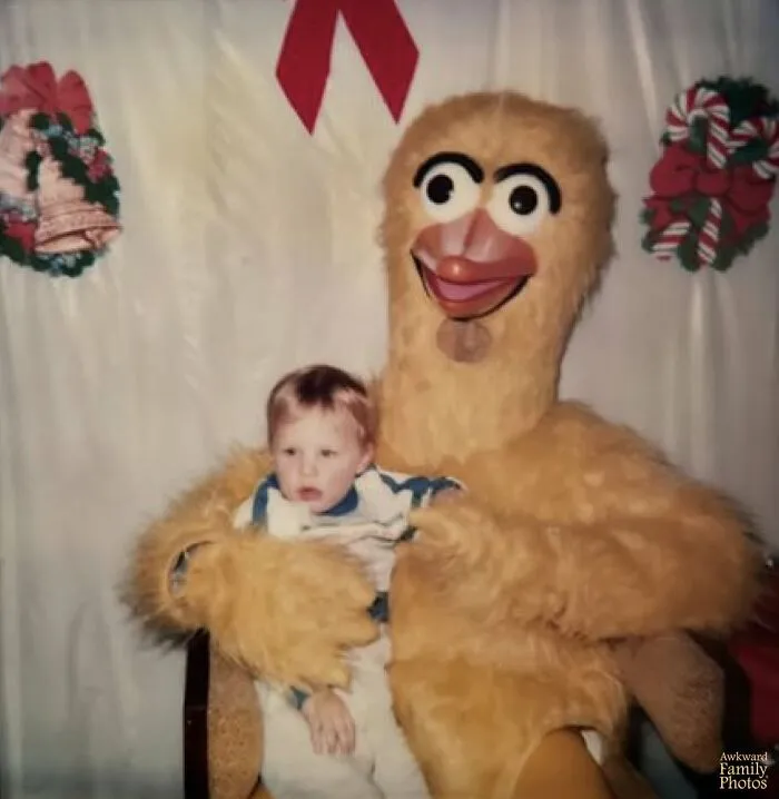 “Awkward Family Photos” Shared 30 Unforgettable Shots Of Kids Meeting Some Truly Terrifying Character Mascots