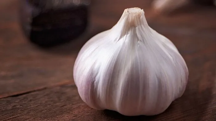 I (23F) have been dating my boyfriend (24M) for four years. I’d say we’re a happy couple overall, but lately his 'unique' tastes have divided us. He eats cereal with orange juice instead of milk, mayo-and-butter sandwiches, and most recently raw onions and raw garlic. I can’t share a drink with him without it reeking of garlic, and kissing him is a nightmare now. I confronted him about it, and he just said he doesn’t want the food to go to waste. Well, he brought more garlic home as soon as he ran out. The garlicky aura surrounding him makes me want to avoid him at all costs at this point. I’m giving him an ultimatum.