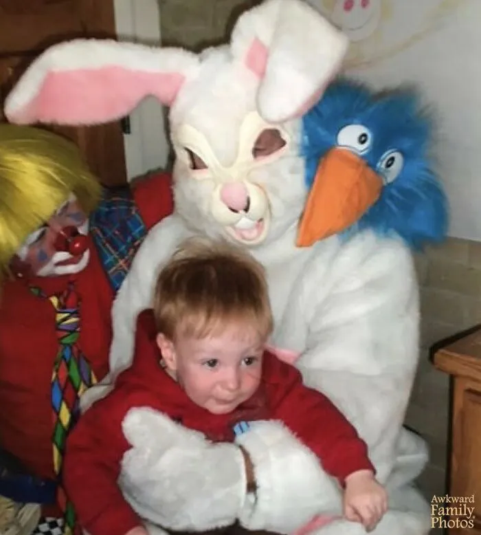 “Awkward Family Photos” Shared 30 Unforgettable Shots Of Kids Meeting Some Truly Terrifying Character Mascots