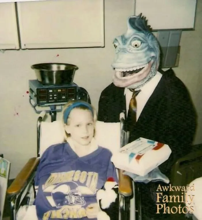 “Awkward Family Photos” Shared 30 Unforgettable Shots Of Kids Meeting Some Truly Terrifying Character Mascots