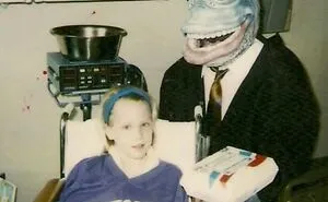 “Awkward Family Photos” Shared 30 Unforgettable Shots Of Kids Meeting Some Truly Terrifying Character Mascots