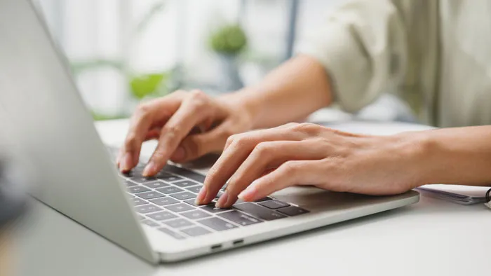People forgot the name to something, describing hands typing on a laptop.