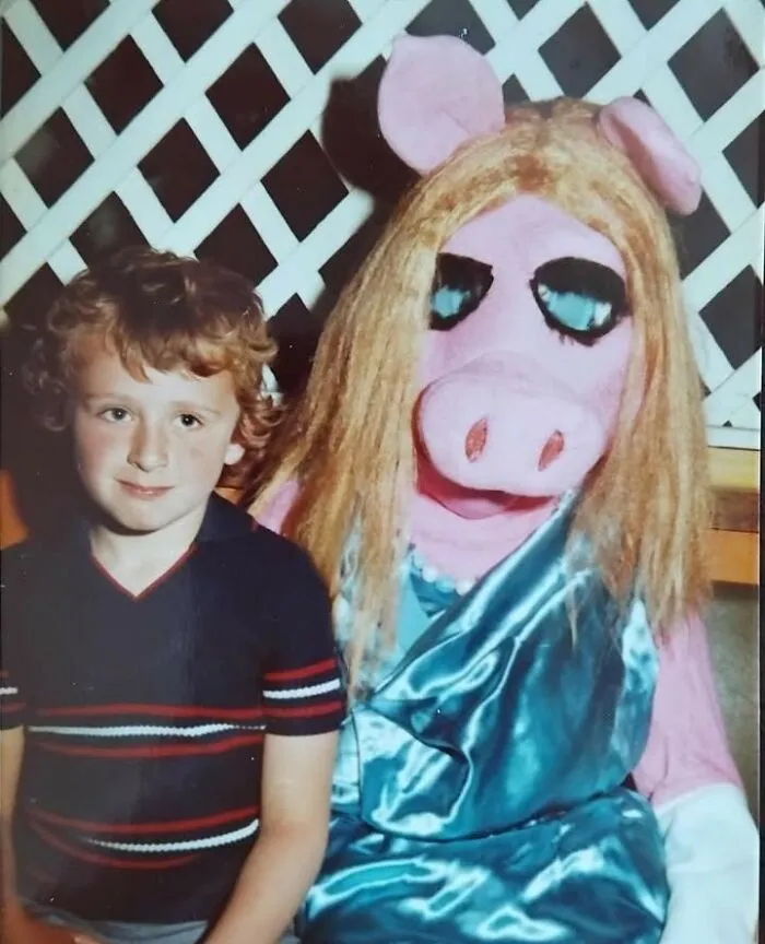 “Awkward Family Photos” Shared 30 Unforgettable Shots Of Kids Meeting Some Truly Terrifying Character Mascots