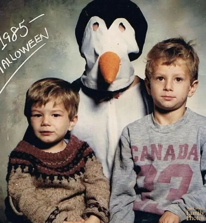 “Awkward Family Photos” Shared 30 Unforgettable Shots Of Kids Meeting Some Truly Terrifying Character Mascots