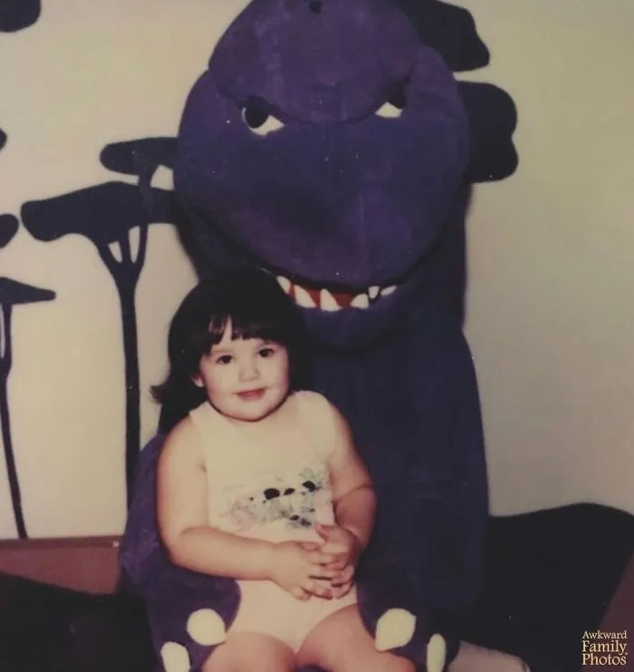 “Awkward Family Photos” Shared 30 Unforgettable Shots Of Kids Meeting Some Truly Terrifying Character Mascots