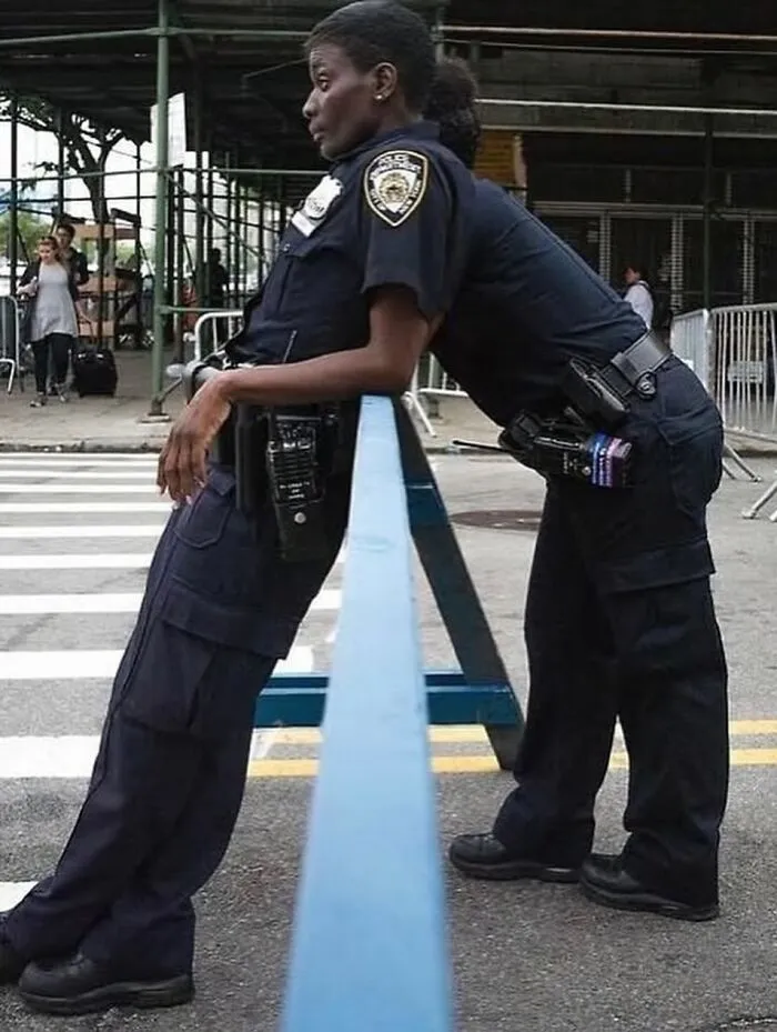 33 Hilarious Examples Of Perfect Timing Creating Unexpected And Chaotic Photos, As Shared By This Page