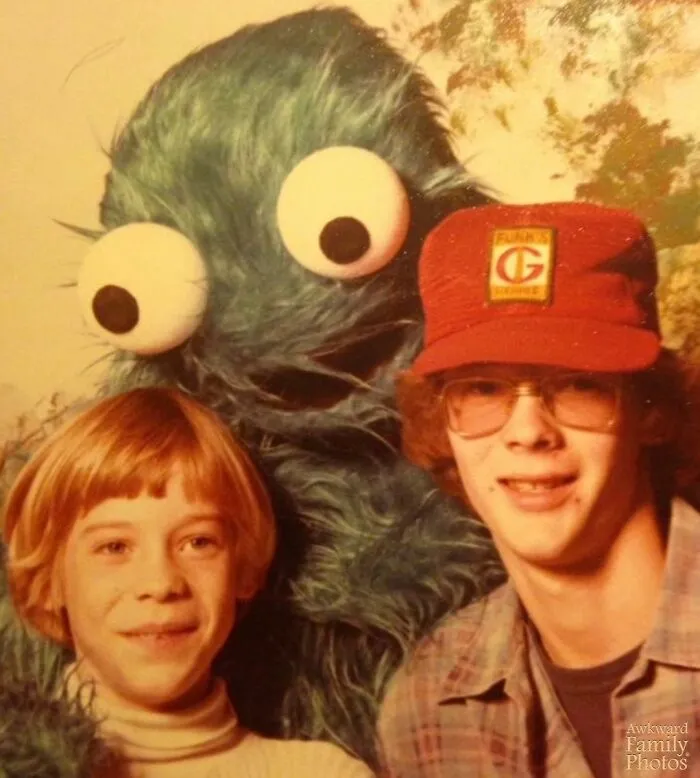 “Awkward Family Photos” Shared 30 Unforgettable Shots Of Kids Meeting Some Truly Terrifying Character Mascots
