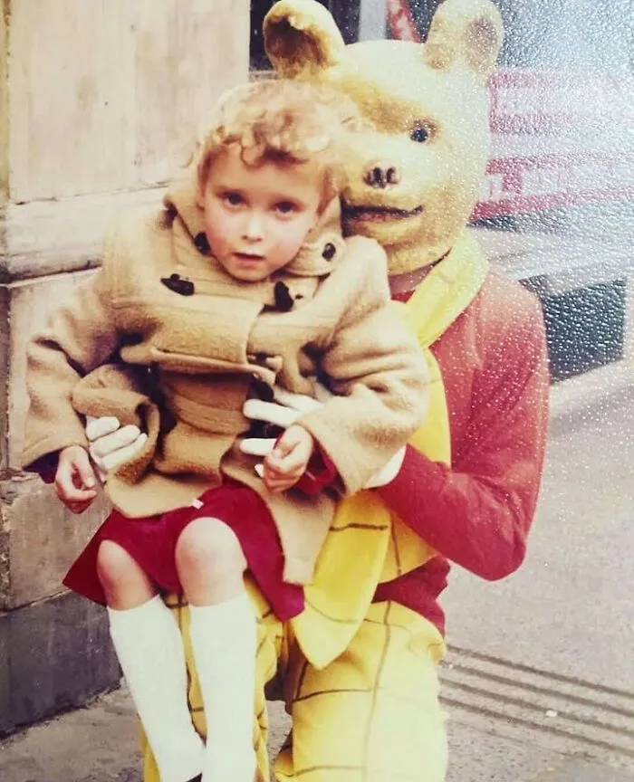 “Awkward Family Photos” Shared 30 Unforgettable Shots Of Kids Meeting Some Truly Terrifying Character Mascots
