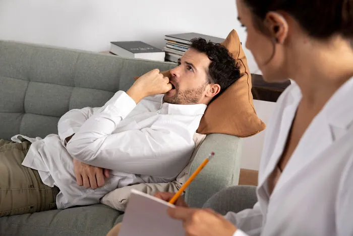 95 People Who Fired Their Therapists Explain What Finally Made Them Do It