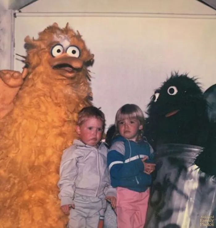 “Awkward Family Photos” Shared 30 Unforgettable Shots Of Kids Meeting Some Truly Terrifying Character Mascots