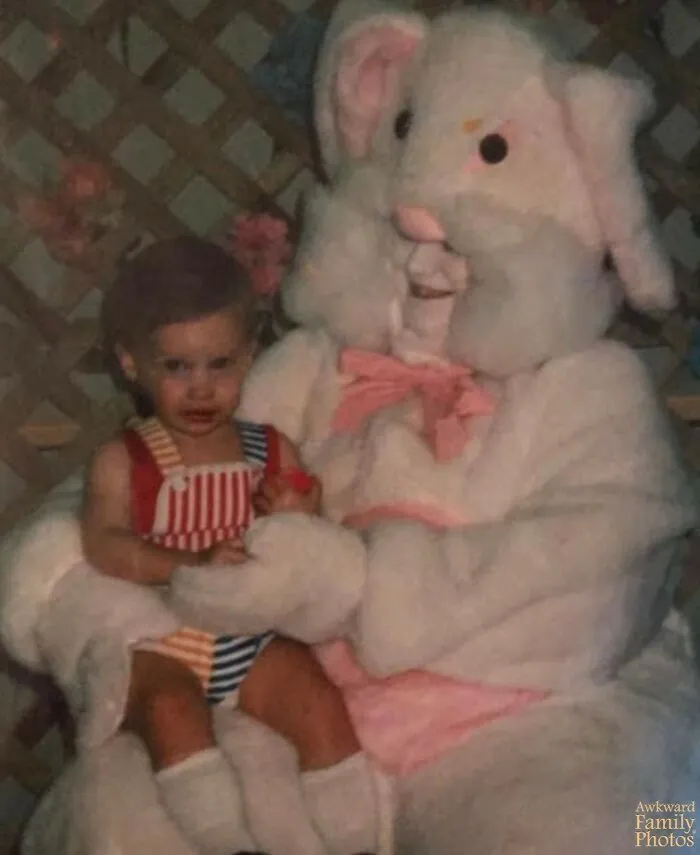 “Awkward Family Photos” Shared 30 Unforgettable Shots Of Kids Meeting Some Truly Terrifying Character Mascots