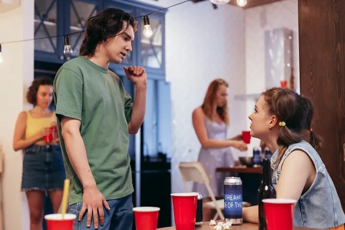 45 Lifelong Friendships That Fell Apart In Ways Nobody Saw Coming