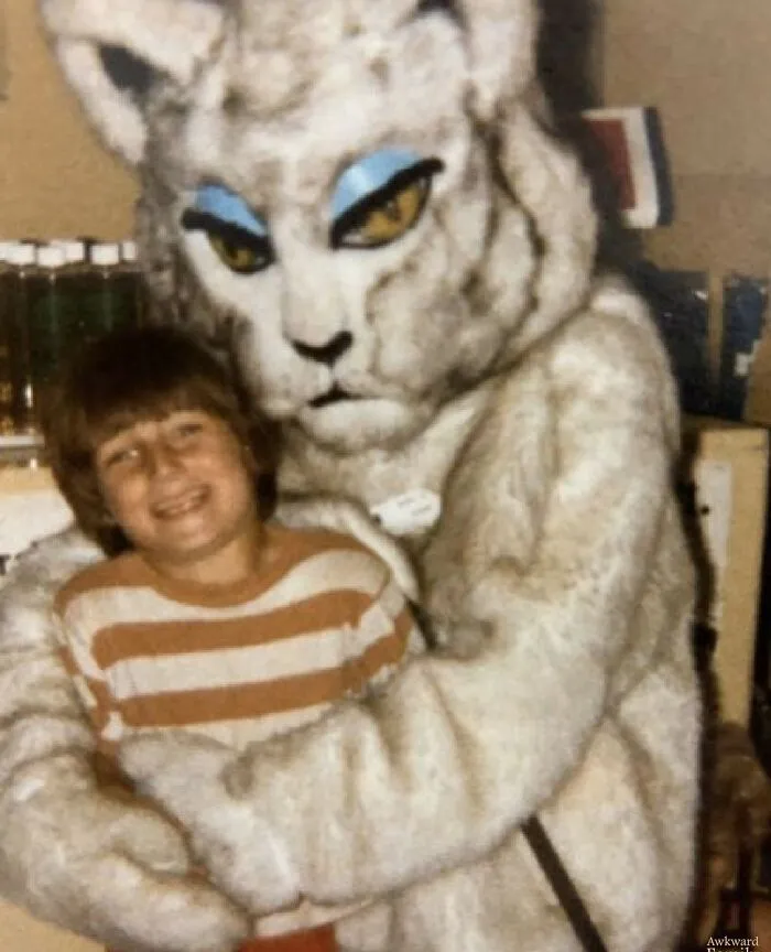 “Awkward Family Photos” Shared 30 Unforgettable Shots Of Kids Meeting Some Truly Terrifying Character Mascots