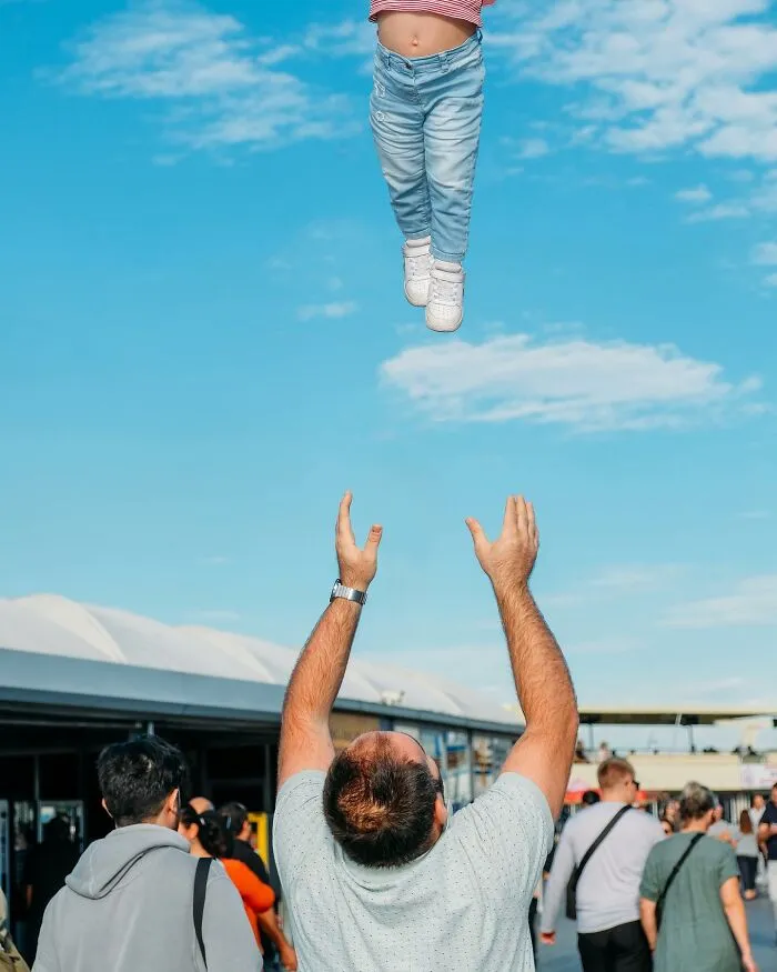 Photographer Captured 58 Ridiculously Well-Timed Street Shots That Couldn’t Have Been Planned
