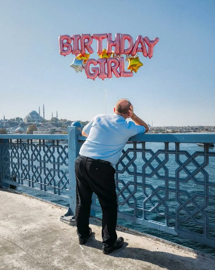 Photographer Captured 58 Ridiculously Well-Timed Street Shots That Couldn’t Have Been Planned