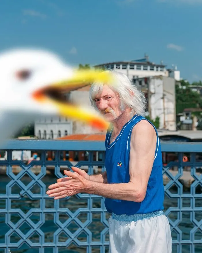 Photographer Captured 58 Ridiculously Well-Timed Street Shots That Couldn’t Have Been Planned