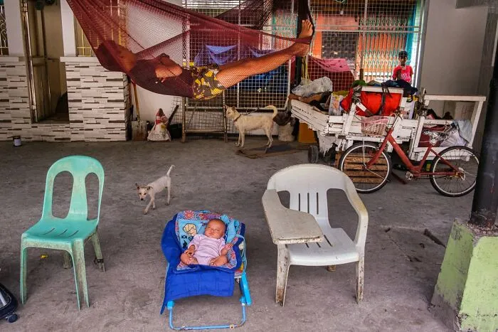 Babysitting In Navotas, Philippines By Didier Vanderperre