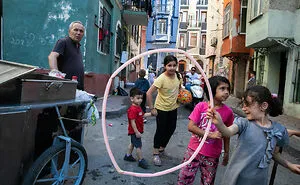 47 Perfectly Timed Photos That Won The Edge Street Photography Awards