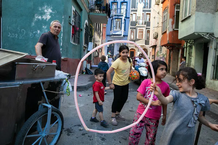 47 Candid Moments That Stood Out At The Edge Street Photography Awards