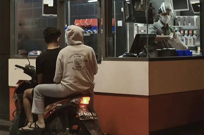 42 Awkward Situations And Wild Drive-Through Stories As Customers Don’t Know Employees Can Hear Them