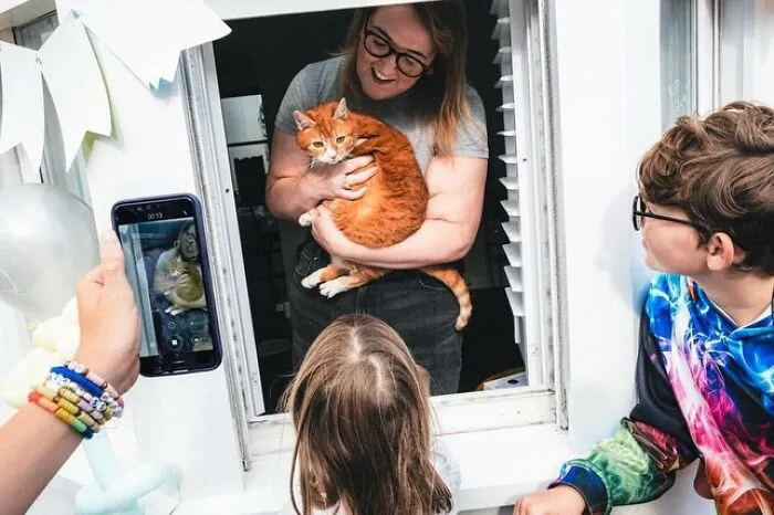40 Street Photos That Prove You Never Know What’s Around The Corner