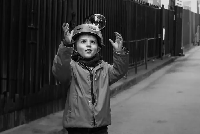 39 Perfectly Timed Street Photos By Gaspard Claude That Reveal The Paris Most People Never See