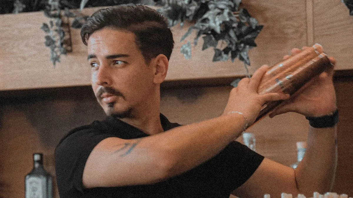 People Think Bartenders Can’t Hear Them But They Do And Overheard These 31 Conversations