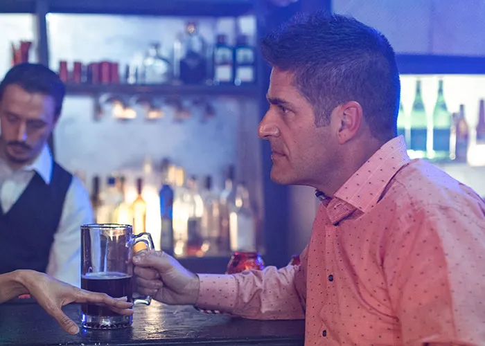 People Think Bartenders Can’t Hear Them But They Do And Overheard These 31 Conversations